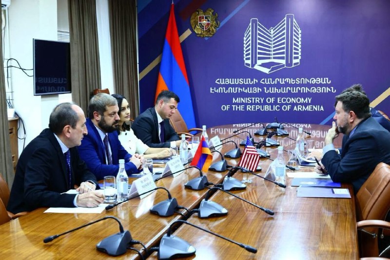 Встреча министра экономики Армении Геворга Папояна с временным поверенным США Дэвидом Алленом в Ереване