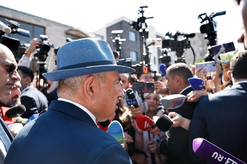 Премьер-министр Никол Пашинян выступает перед журналистами после голосования на парламентских выборах в Канакер-Зейтуне.