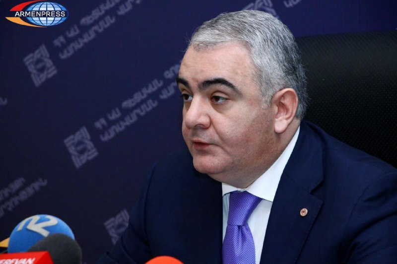 Сотрудники правоохранительных органов у здания в Канакер-Зейтуне, Ереван