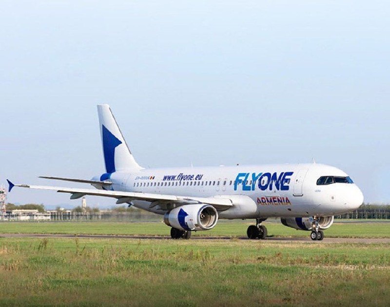 Самолёт FlyOne Armenia на взлётной полосе аэропорта Еревана
