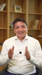 Министр финансов Армении Ваге Ованнисян на пресс-конференции в Ереване