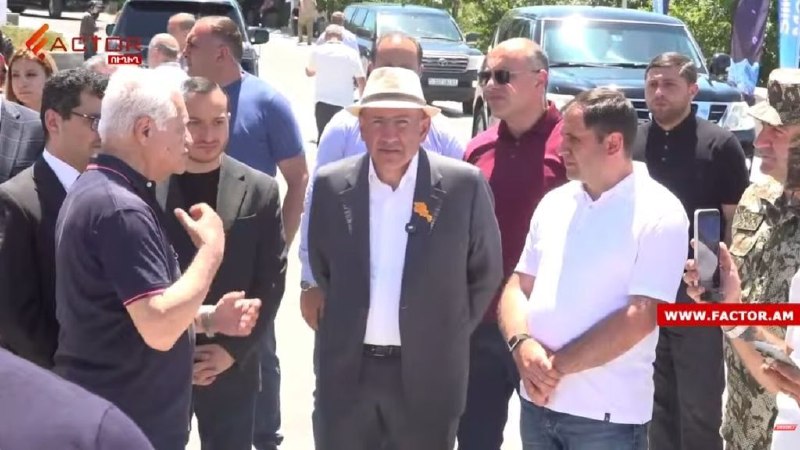 Никол Пашинян осматривает экспозицию на выставке военной промышленности в СКК имени Карена Демирчяна в Канакер-Зейтуне.