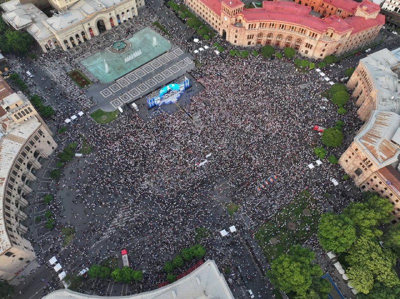 Итоговый митинг партии «Гражданский договор» на площади Республики в Ереване