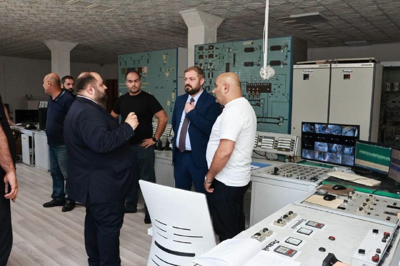 Министр экономики Геворг Папоян на заводе Араратцемент в Арарате