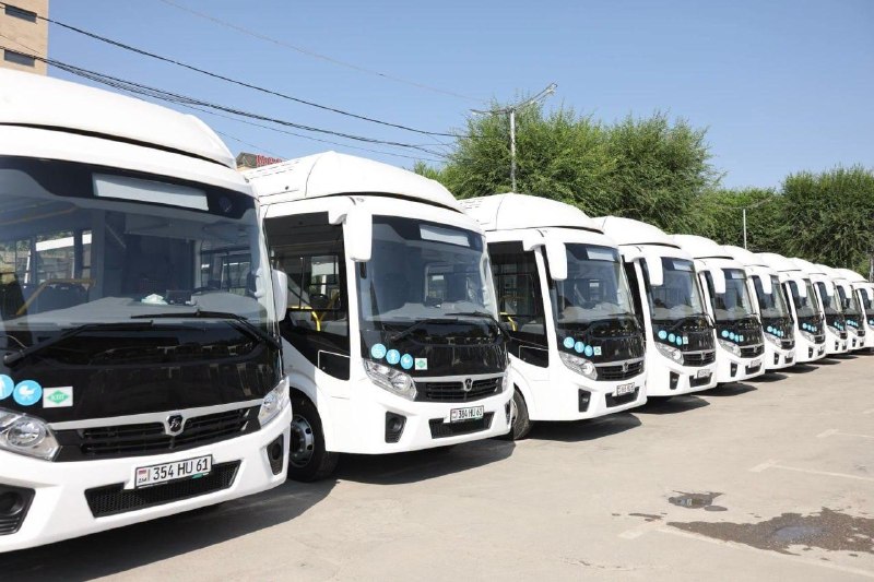 Министр осматривает новый автобус в Арташате, Араратская область
