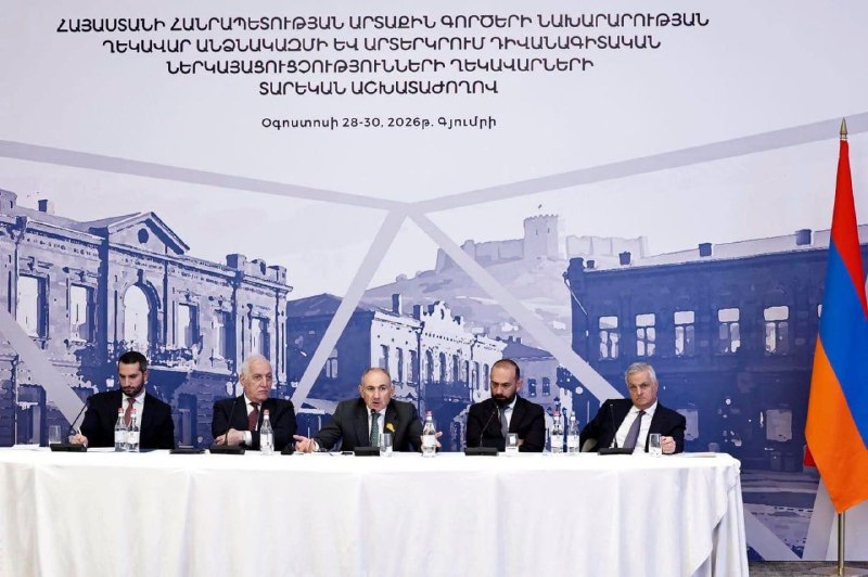 Никол Пашинян выступает на семинаре руководства МИД Армении в Канакер-Зейтуне