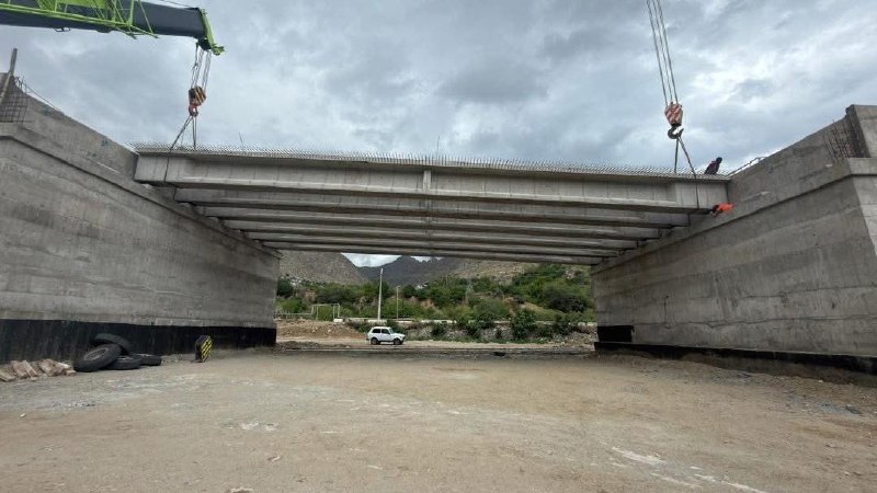 Установка балок мостов на строящемся участке дороги Каджаран-Агарак в Армении