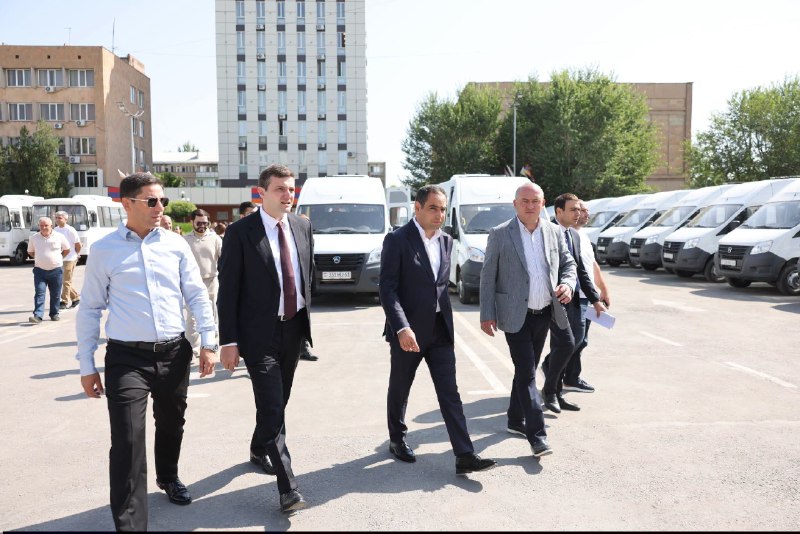 Министр Давит Худатян осматривает новый автобус в Арташате, Араратская область