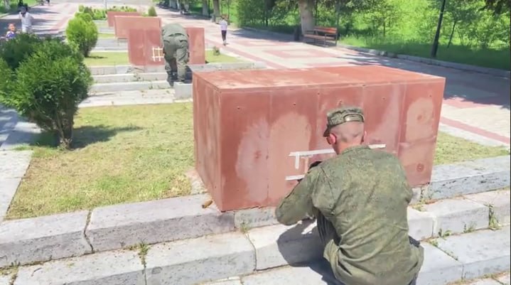 В Гюмри военные 102-й базы РФ восстановили буквы на мемориале «Мать Армения» после провокации