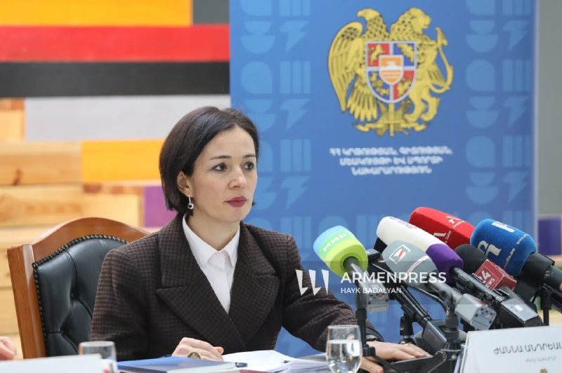 Министр Жанна Андреасян на фоне здания школы, обсуждая ситуацию в Канакер-Зейтуне