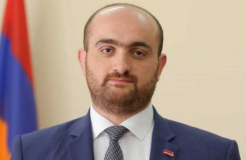 Давит Геворкян, новый управляющий ЗАО «Араратцемент», на фоне завода в Араратской области