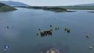 Озеро Севан с видом на горы, Армения