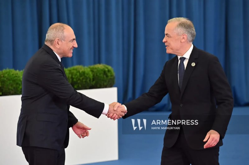 Премьер-министр Канады Марк Карни и премьер-министр Армении Никол Пашинян на совместной встрече