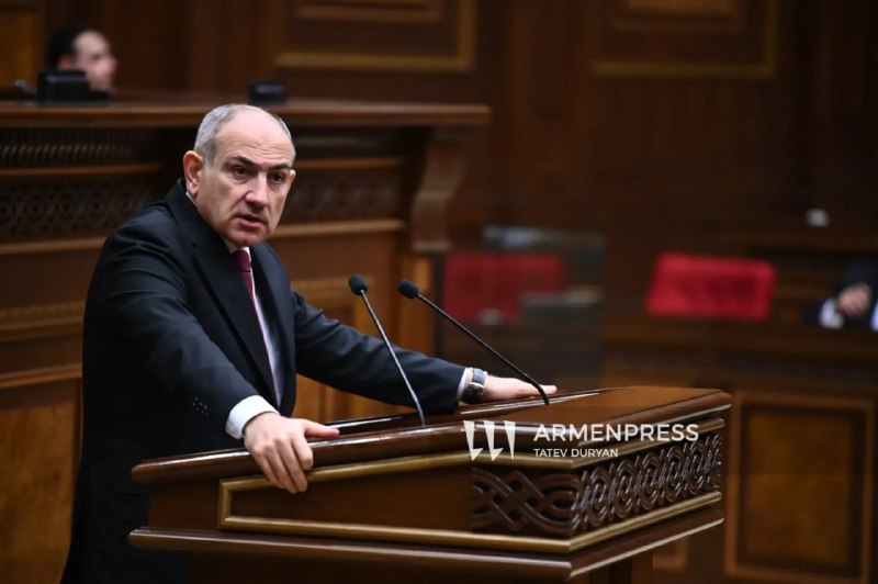 Никол Пашинян выступает в парламенте Армении, представляя программу правительства