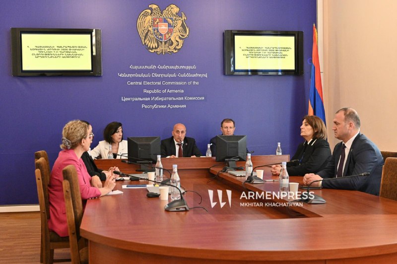 Председатель ЦИК Армении Ваагн Овакимян на брифинге в Ереване