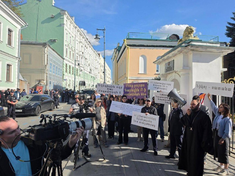 Митинг перед посольством Армении в Москве с транспарантами