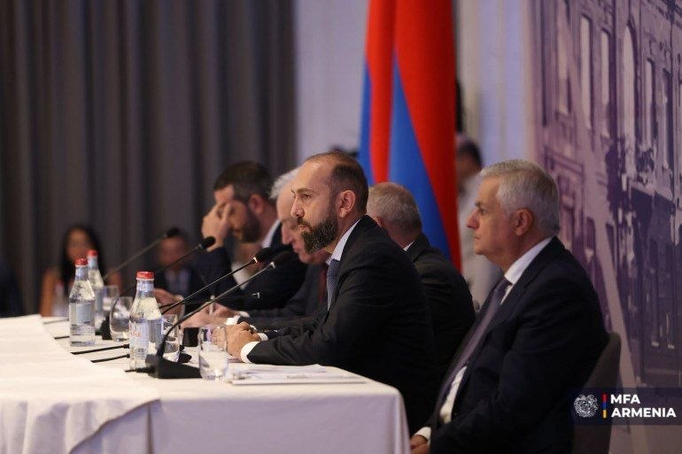 Министр иностранных дел Армении Арарат Мирзоян выступает на семинаре в Гюмри