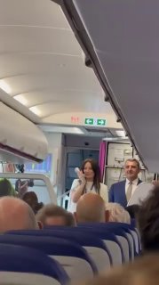 Посол Армении Варужан Нерсисян приветствует пассажиров первого рейса Лутон — Ереван