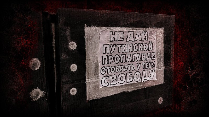 Акция протеста в Ереване против российского давления, участники с плакатами
