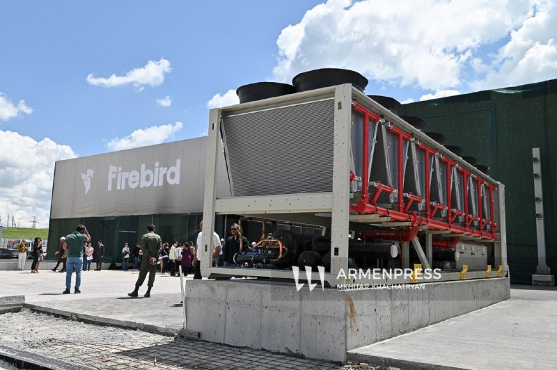 Министр Мхитар Айрапетян и сооснователь Firebird Александр Есаян осматривают дата-центр ИИ недалеко от города Раздан.