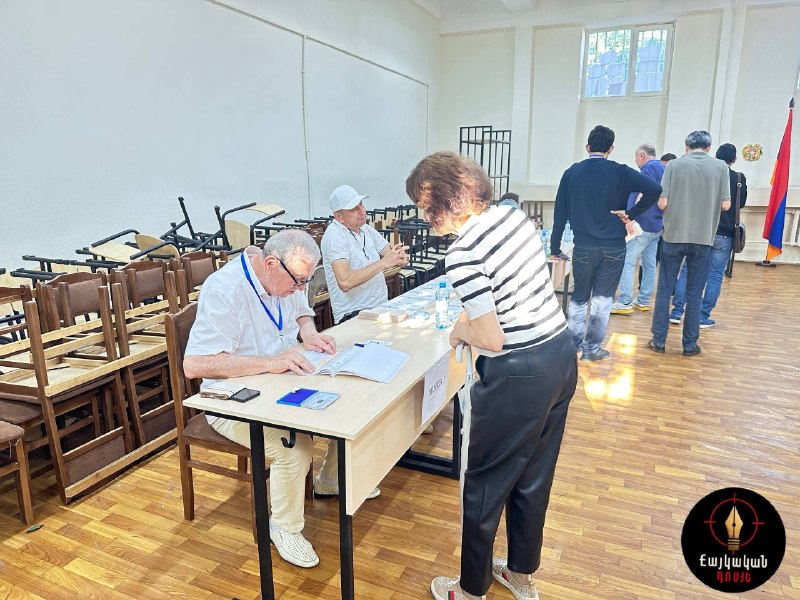 Начало голосования на одном из избирательных участков в Ереване, Армения