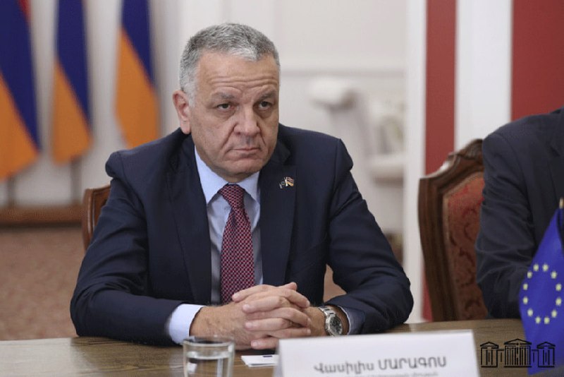 Посол ЕС Василис Марагос выступает на встрече с армянскими экспортерами в Ереване