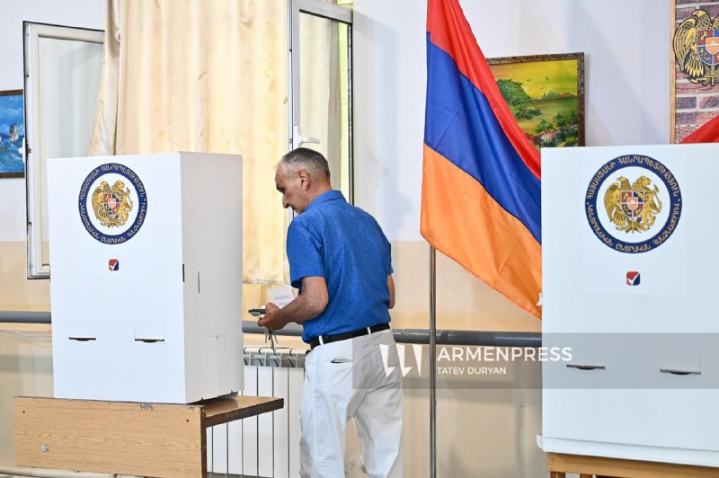 Избиратели на участке в Канакер-Зейтуне во время парламентских выборов в Армении