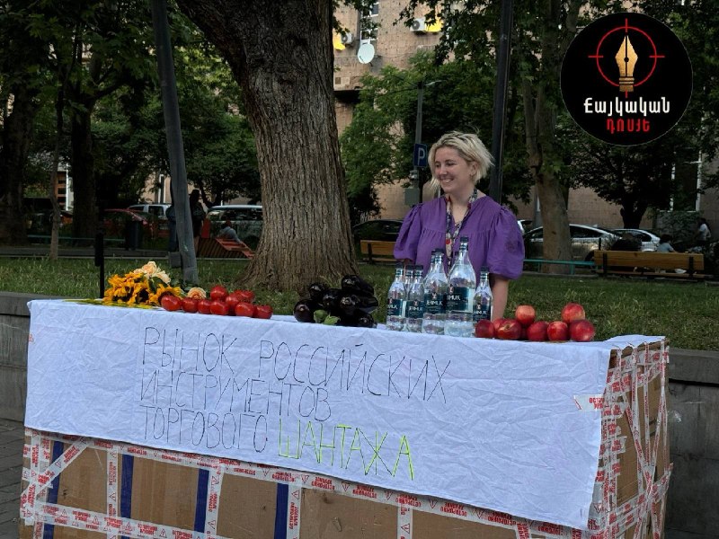 Ироничная инсталляция на Вернисаже в Ереване с помидорами, баклажанами, цветами и бутылками Джермука