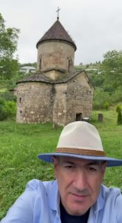 Никол Пашинян у церкви села Лусаовит, Тавушская область, Армения