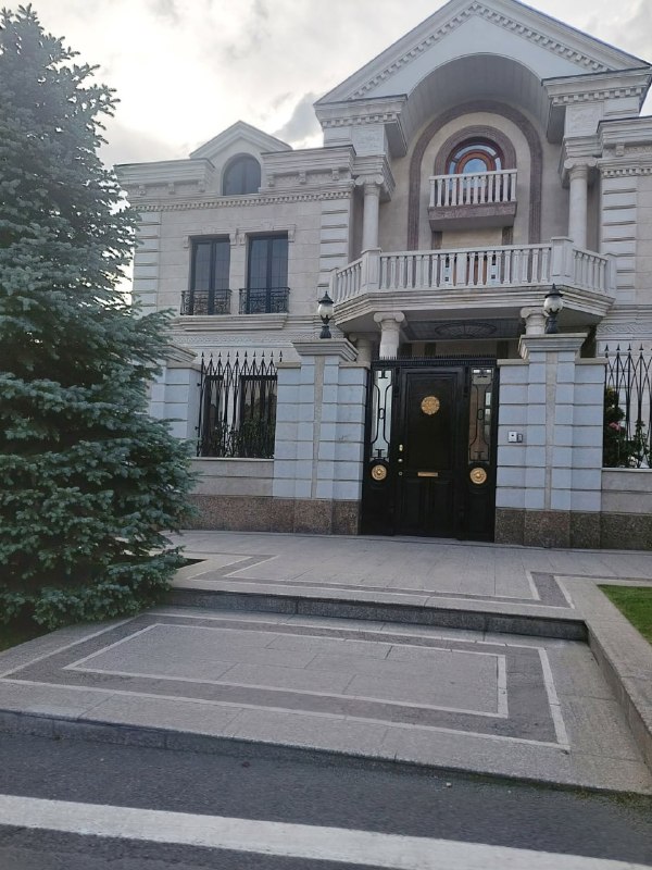 Особняк в Канакер-Зейтуне, предположительно принадлежащий жене Ваге Карапетяна, разделённый по кадастру на пять частей.