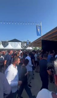 Никол Пашинян и Жанна Андреасян осматривают павильоны фестиваля «Варчафест» на берегу Севана