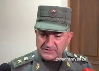 Эдвард Асрян, первый замминистра обороны Армении, на пресс-конференции