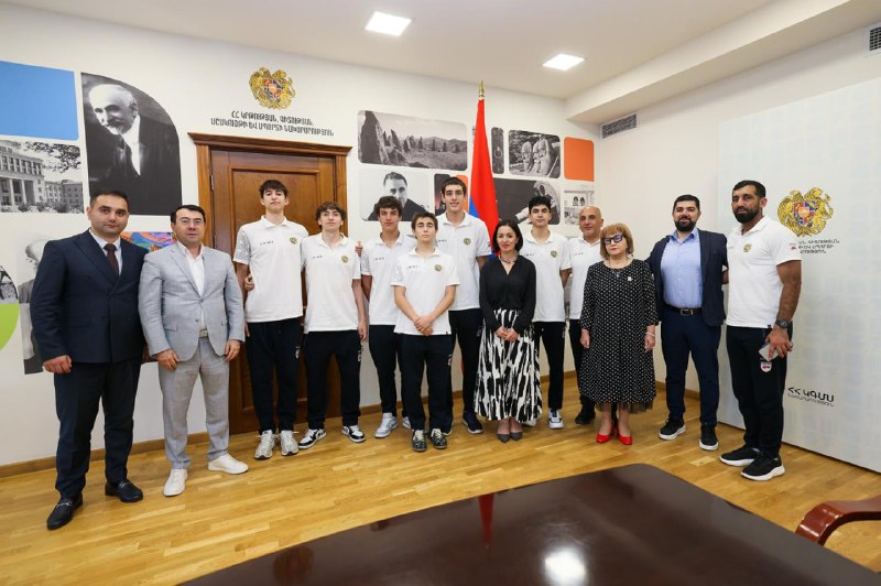 Министр Жанна Андреасян и сборная Армении U16 по баскетболу в Ереване