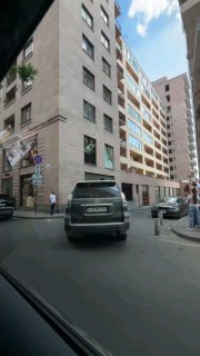 Полицейские или сотрудники мэрии Еревана оформляют протоколы на незаконной автостоянке в Канакер-Зейтуне.