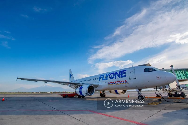 Самолет FlyOne Armenia на взлетной полосе аэропорта Еревана