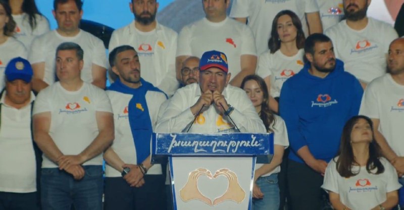 Никол Пашинян выступает перед избирателями в районе Канакер-Зейтун