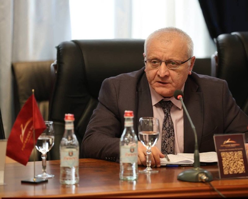Сурен Суренянц, кандидат от ППА, выступает с заявлением в Канакер-Зейтуне